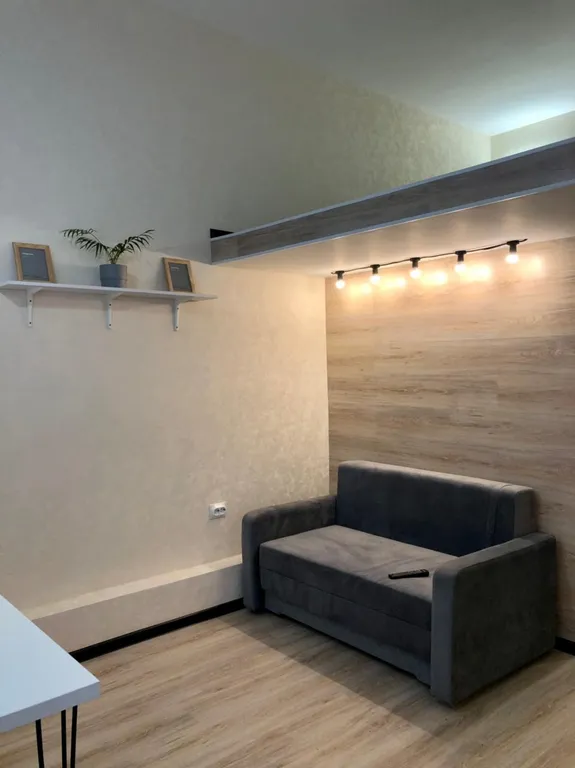 Стильная квартира-студия с большими окнами