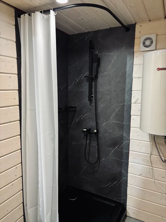 А-фрейм в лесу с банным чаном