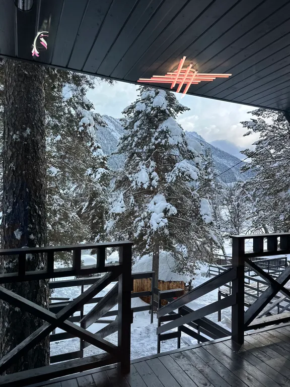 А-фрейм с видом на горы и лес