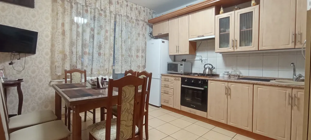 Уютный просторный дом с камином электрическим