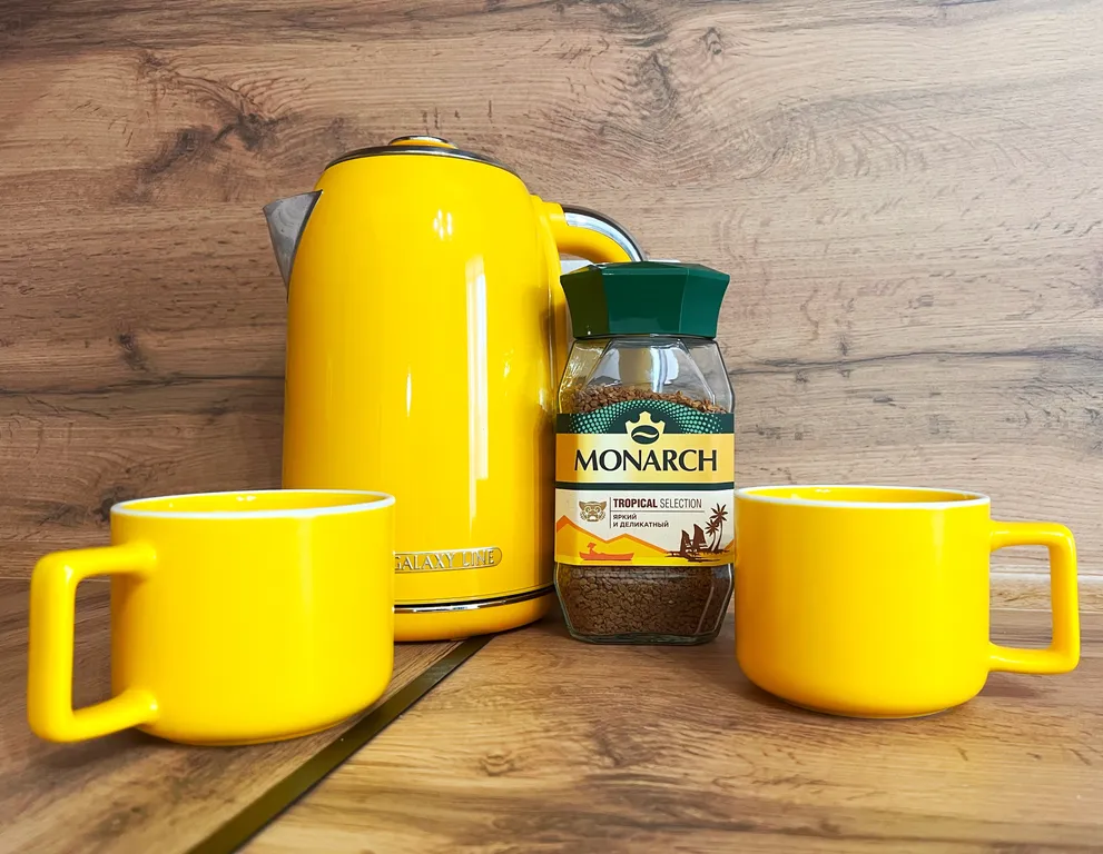 Стильная квартира-студия в яркой цветовой гамме с видом на бассейн