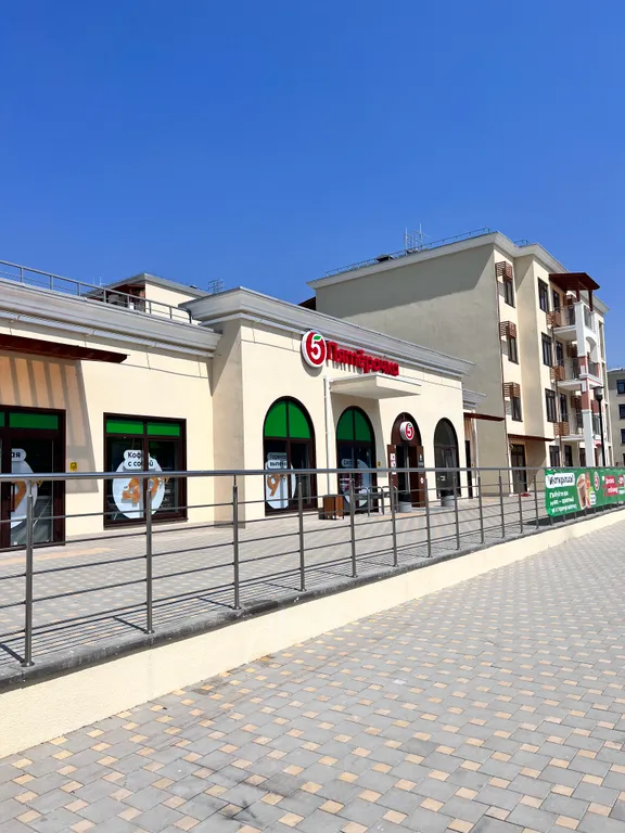 Милая квартирка с видом на горы и бассейном во дворе