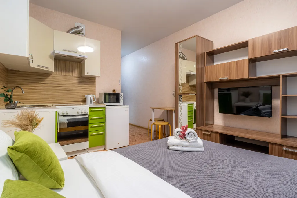 Яркая студия у озера