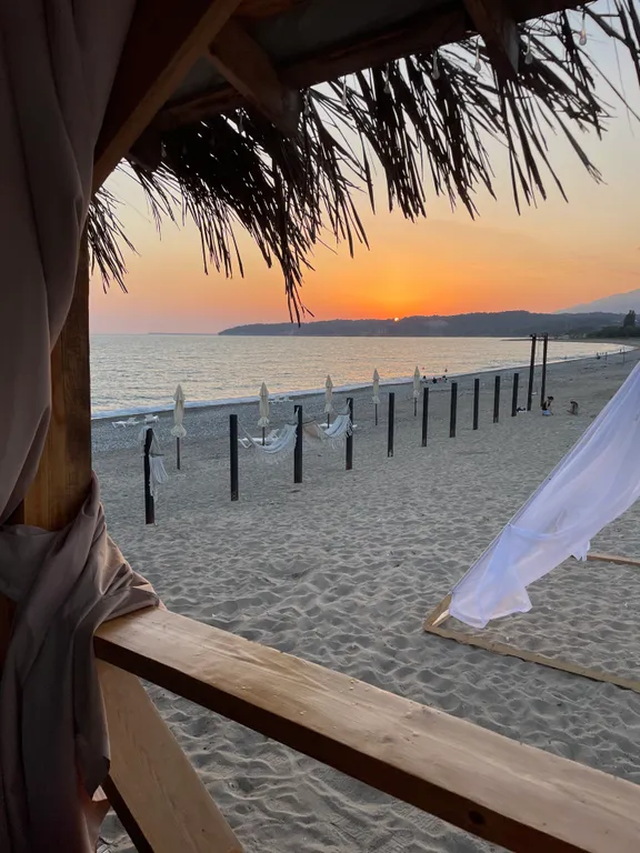 Атмосферные дома a-frame на берегу моря