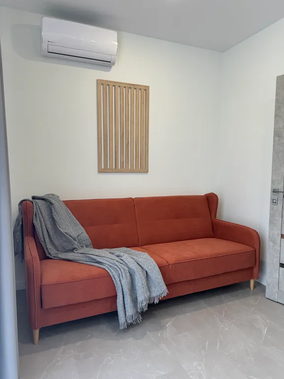 Уютный домик в стиле hi-tech на берегу реки