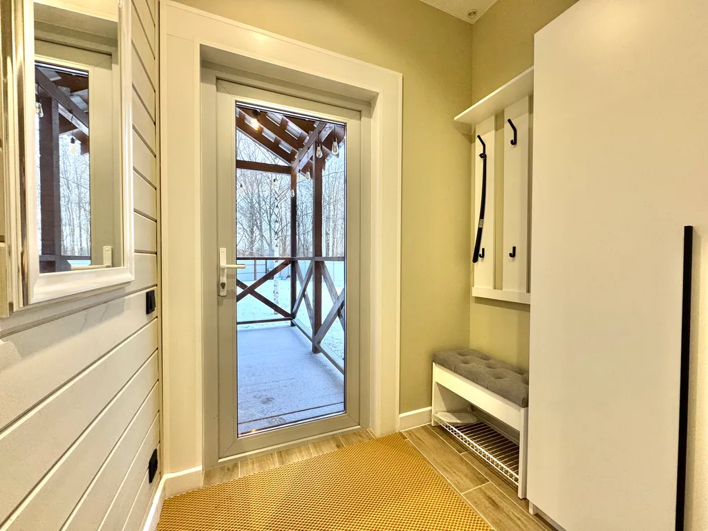 Дом рядом с озером