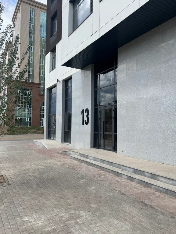 Рядом с посольствами