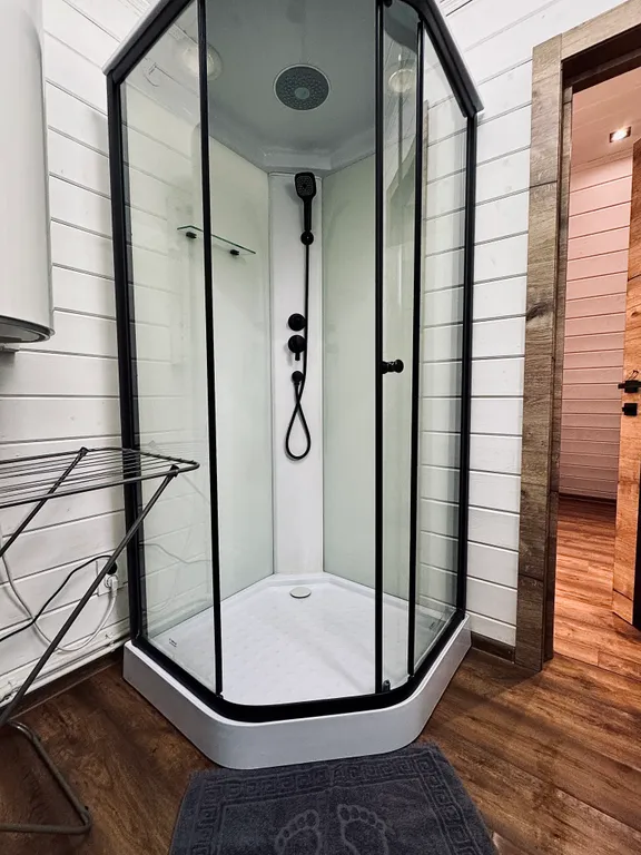 Дом A-frame с купелью, баней и бассейном в сосновом лесу