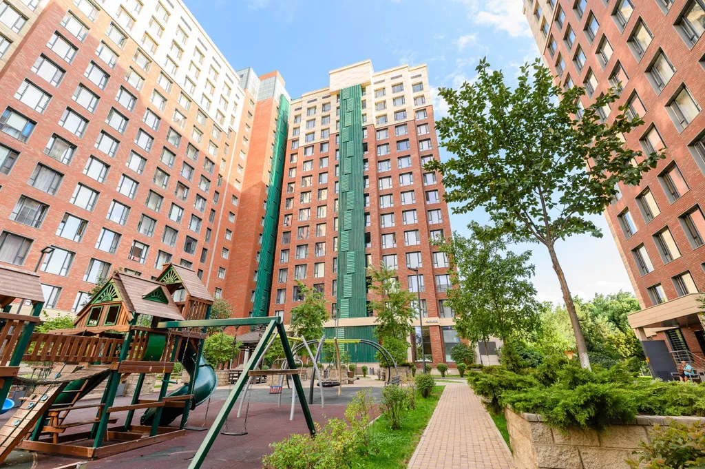 Трехкомнатная квартира с видом на горы в центре города