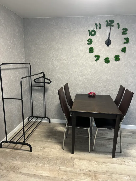 Уютная квартира с видом на проезжающий ретро-поезд