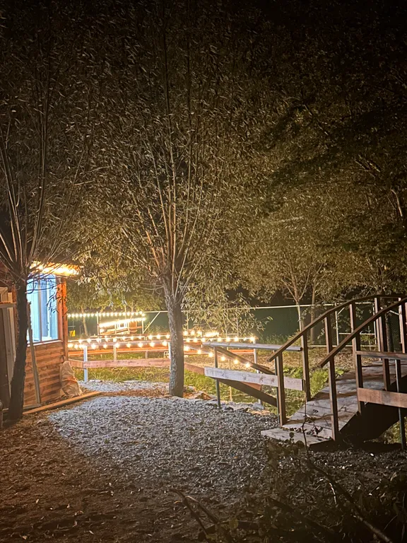 Первый этаж с панорамными окнами, сауной и видом на озеро