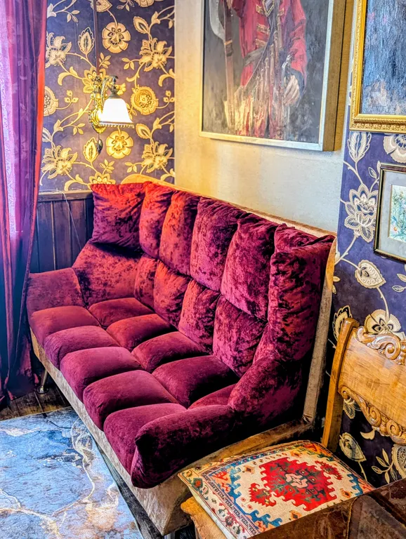 Большой красивый дом с камином в лесу