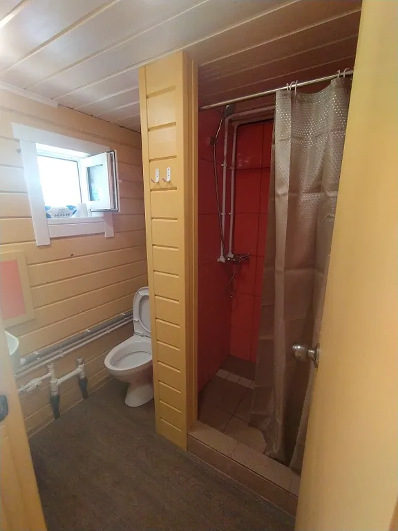 Маленький домик на опушке леса