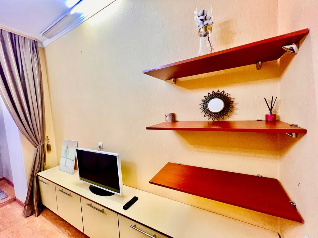 Квартира Уютная светлая студия в центре, ТЦ Вояж, парковка, кафе, аквапарк источник — Тюмень