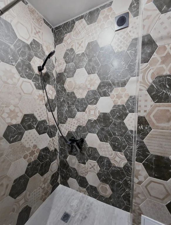 Уютный дом в сосновом лесу, рядом горная речка