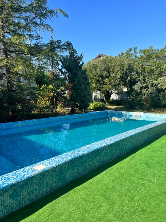 С бассейном рядом с морем