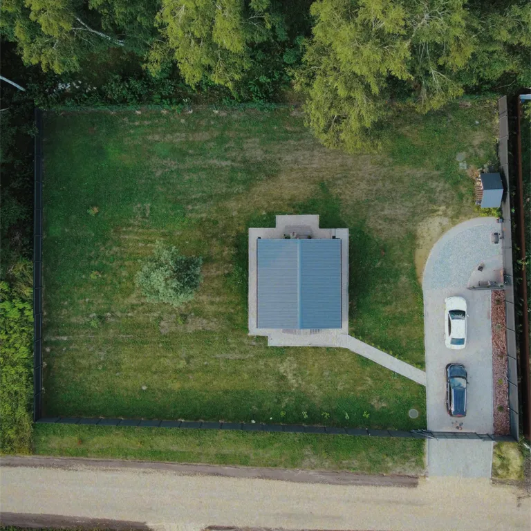 Современный уютный дом с видом на лес