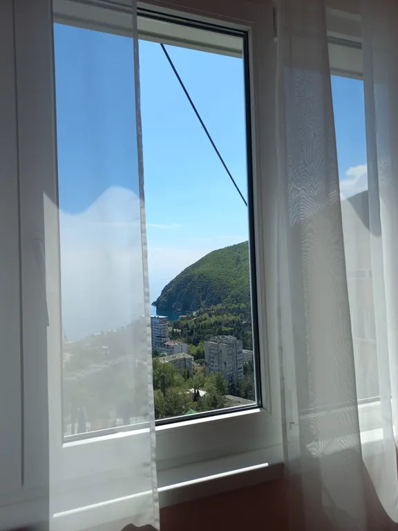 С панорамным видом на море и гору медведь (аю-даг)