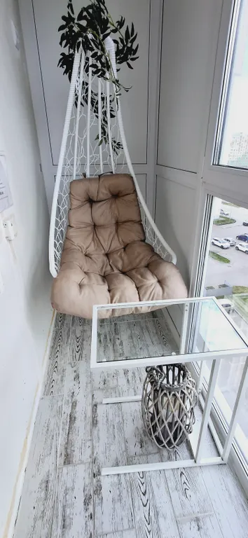 Квартира с подвесными креслами из ротанга на панорамной лоджии