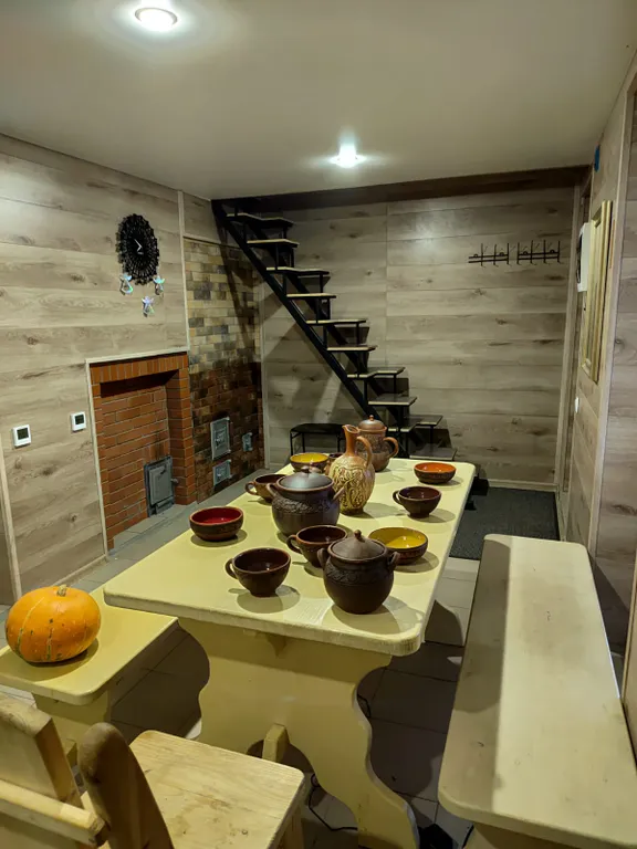 Дом с баней и пирсом на берегу пруда