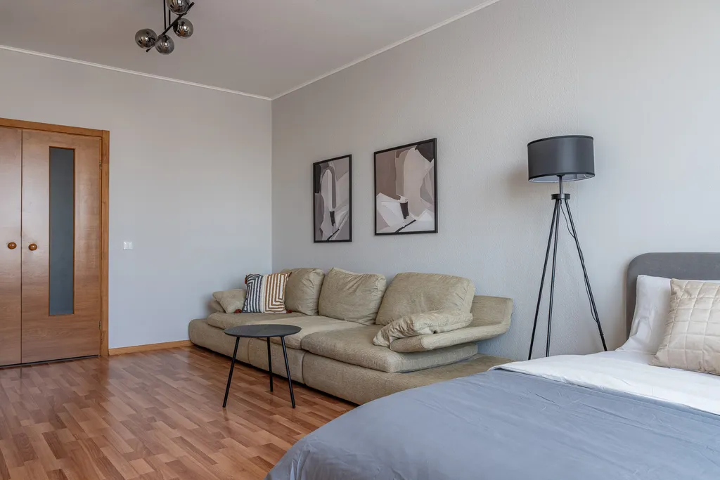 Не в отеле, а в квартире