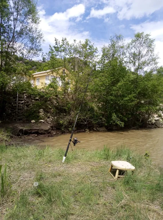 Домик на берегу реки Кара-Койсу