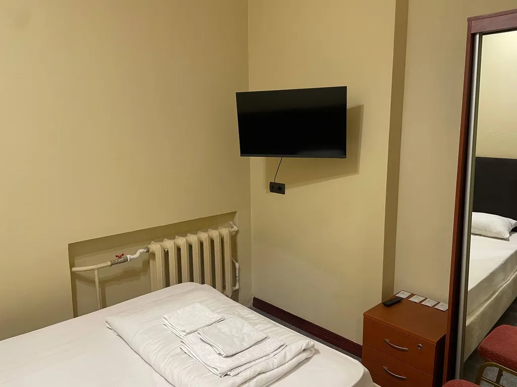 Двухместный номер эконом класса без окна с общей ванной комнатой