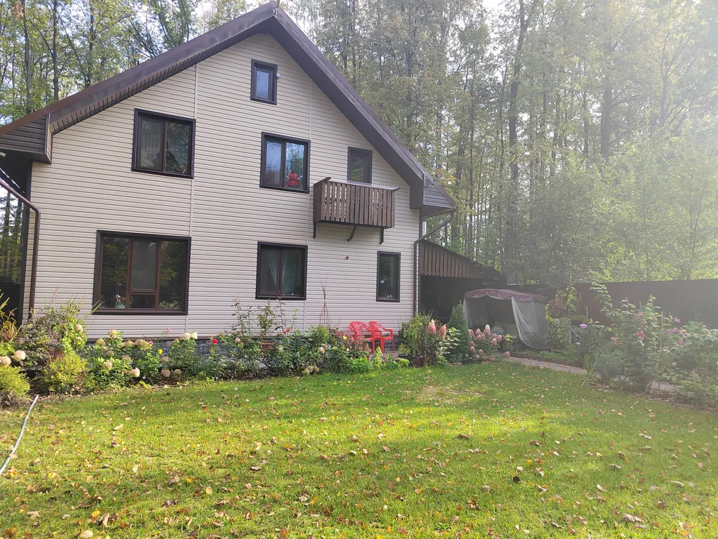 Дом в лесу у залива