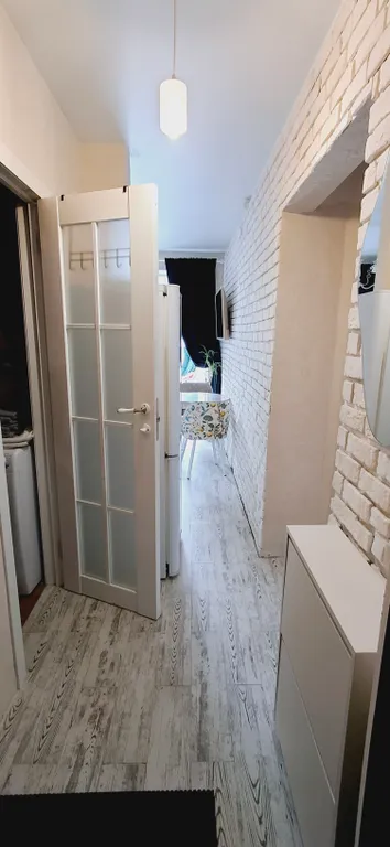 Квартира с подвесными креслами из ротанга на панорамной лоджии