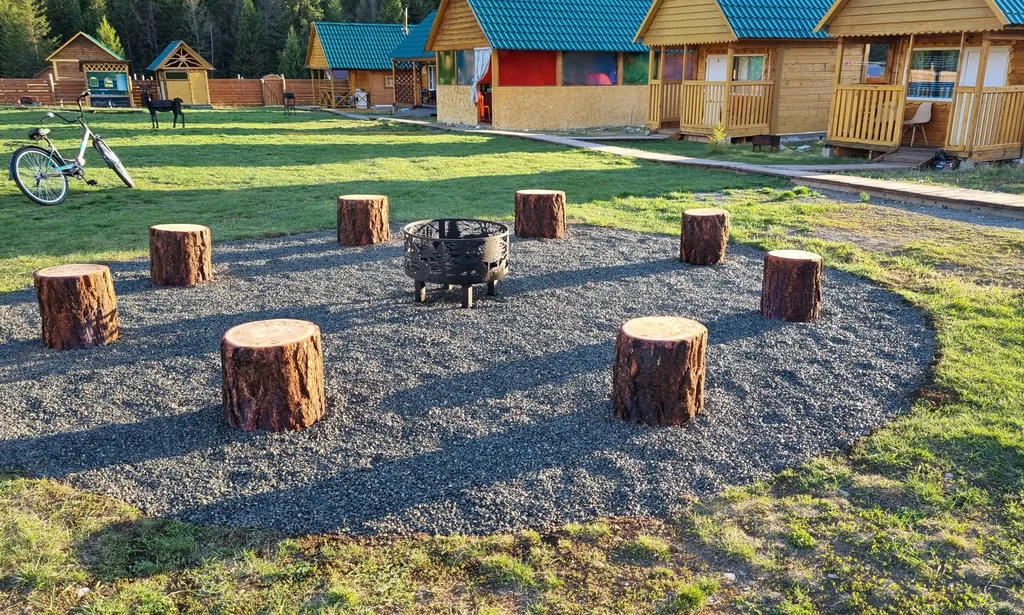 Двухместный домик с двумя отдельными кроватями и санузлом на два дома