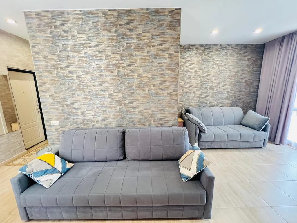 Студия с балконом и бассейном на территории