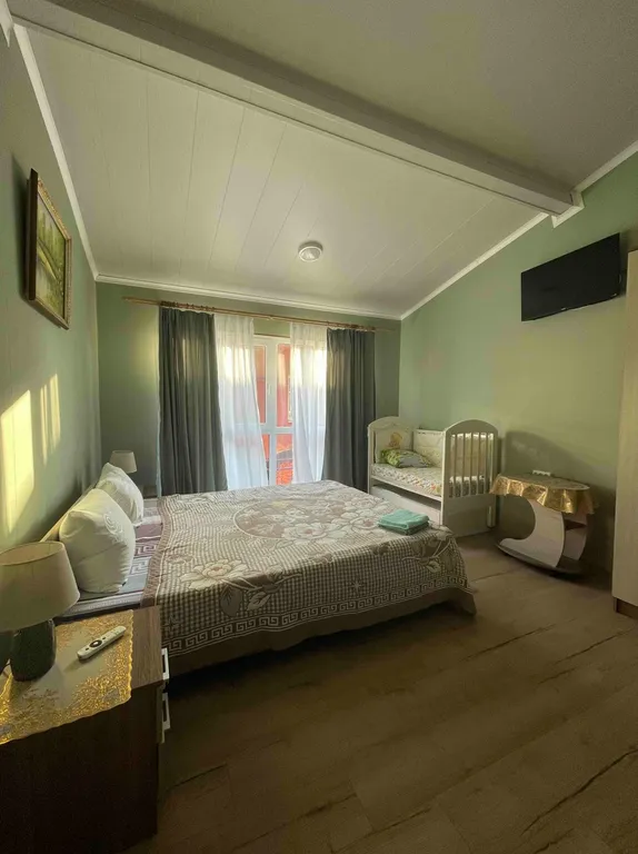 Часть жилого дома с бассейном