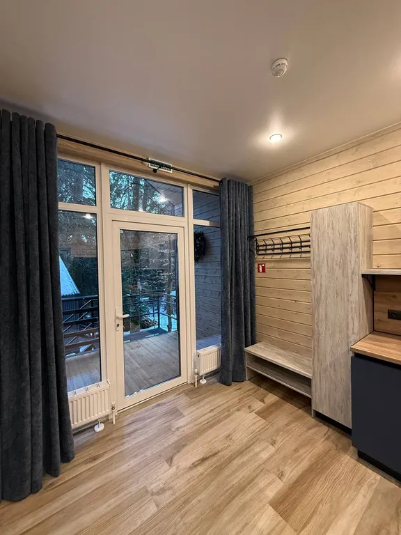 Коттедж для всей компании с видом на лес