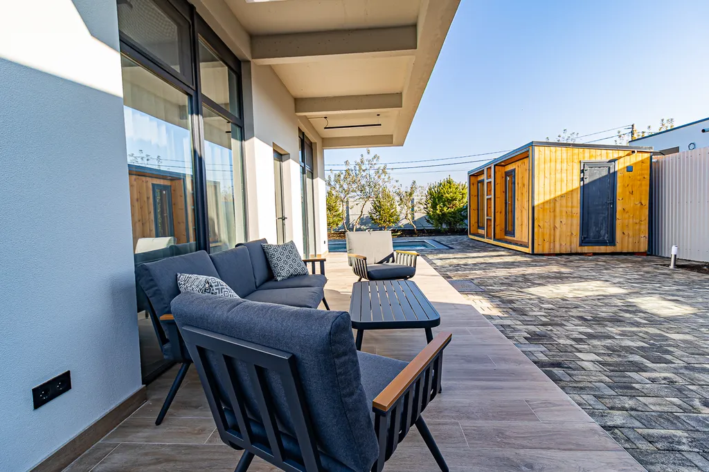 Уютный дом с теплым бассейном