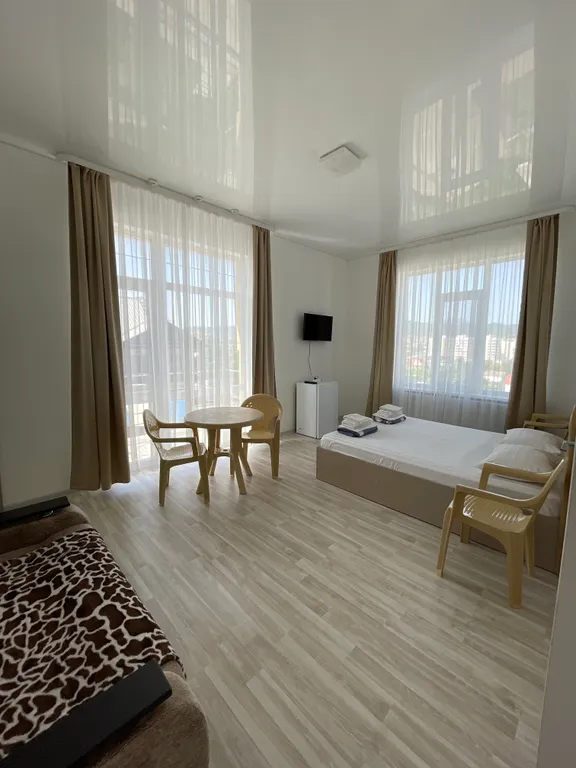 Четырёхместный номер люкс с балконом С видом на город и горы