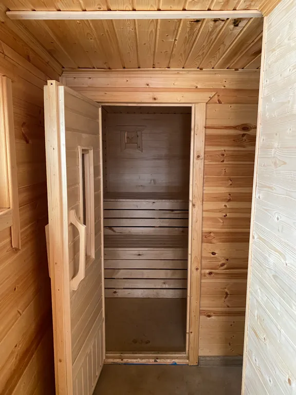 Загородный дом с 5 комнатами, зоной барбекю и баней