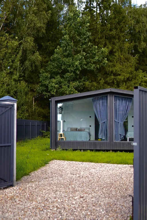 Домик на Новогодние праздники с панорамными окнами в лесу