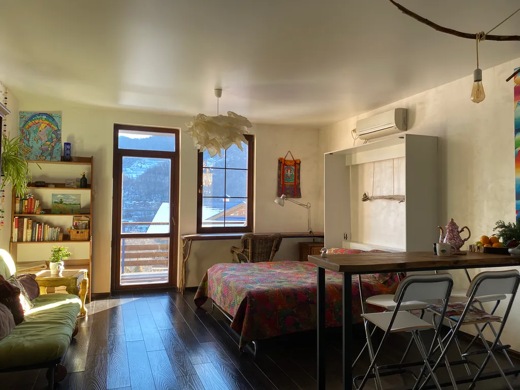 Просторная бохо студия с панорамным видом на горы