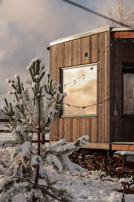 Эстетичный мини-домик с горячими ваннами и купелью