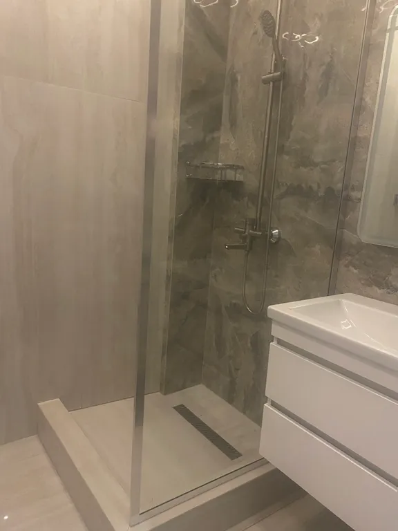 Новые уютные просторные апартаменты с открытым балконом возле моря