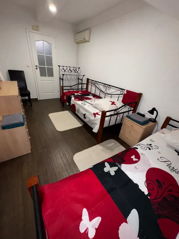 On two levels with two bathrooms