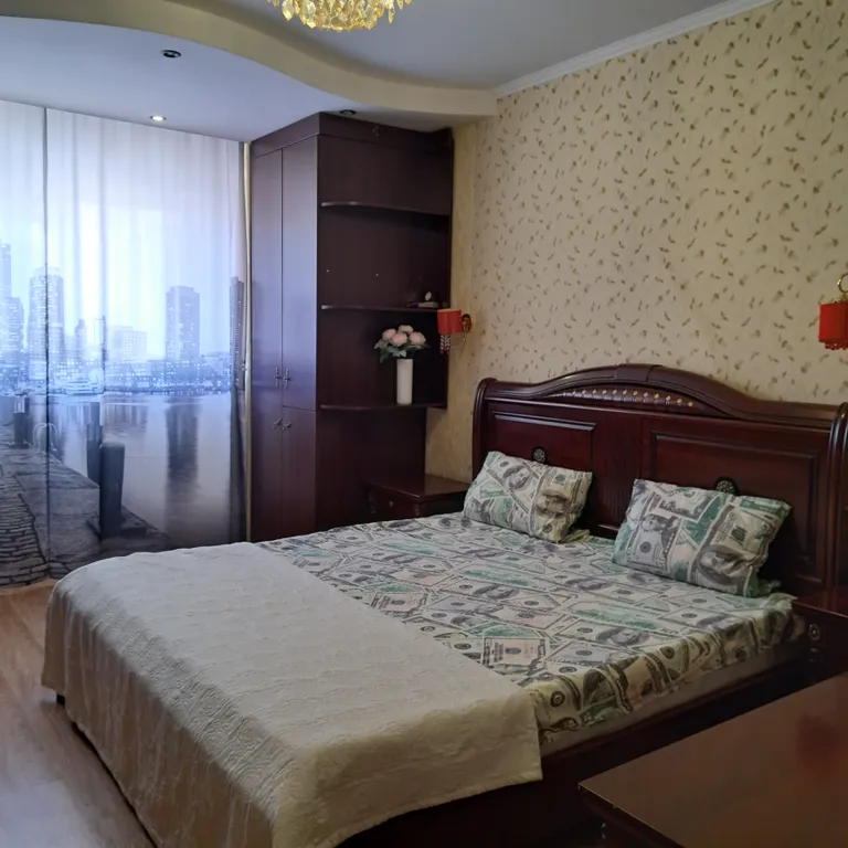 Трёхкомнатная, три кровати, диван, самый центр левого берега