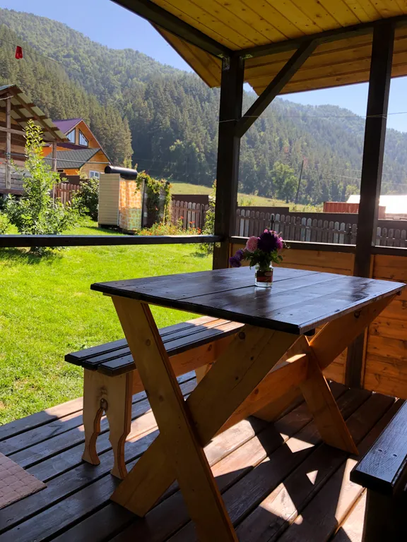 Половина домика с видом на горы