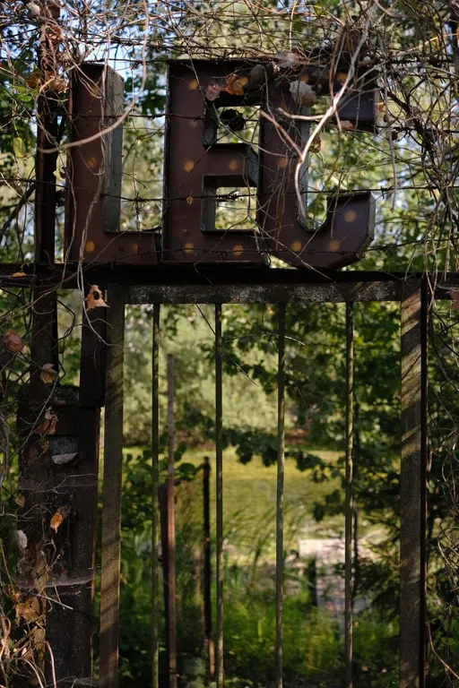 Чудо-дача, дом Капитан на берегу пруда