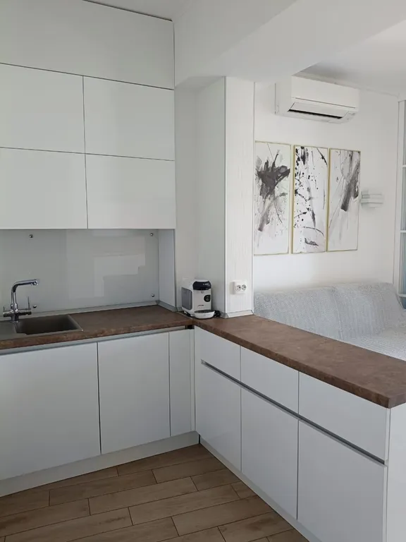 Светлая студия с видом на море