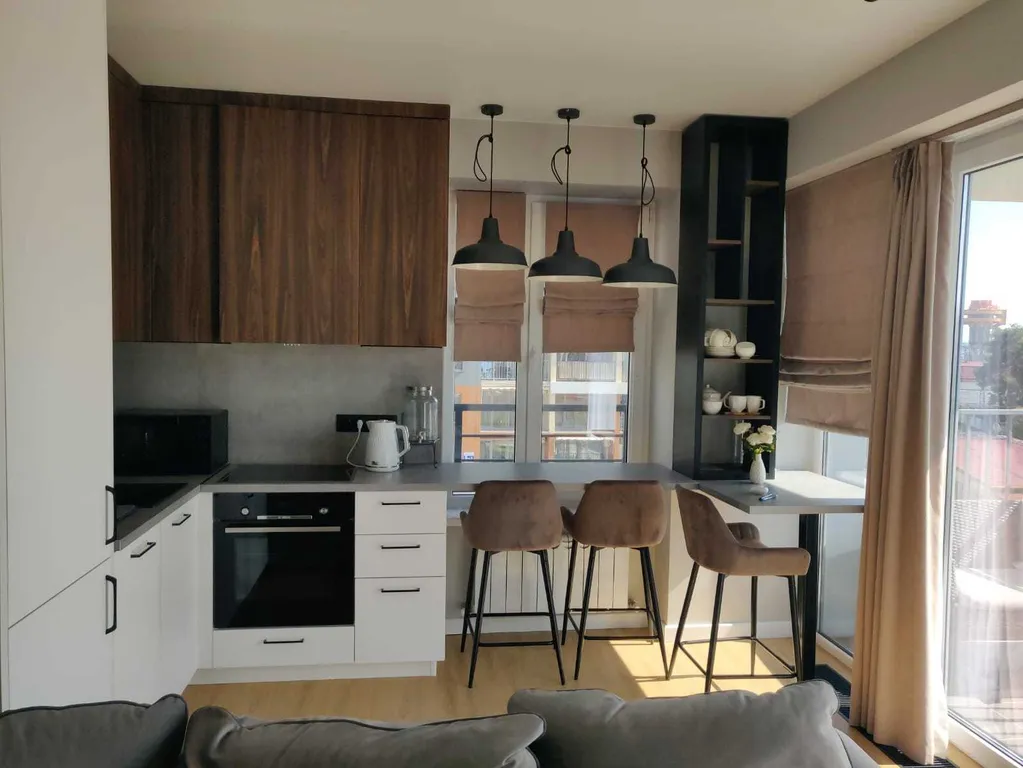 У моря: стильная евротрешка с двумя балконами и видом