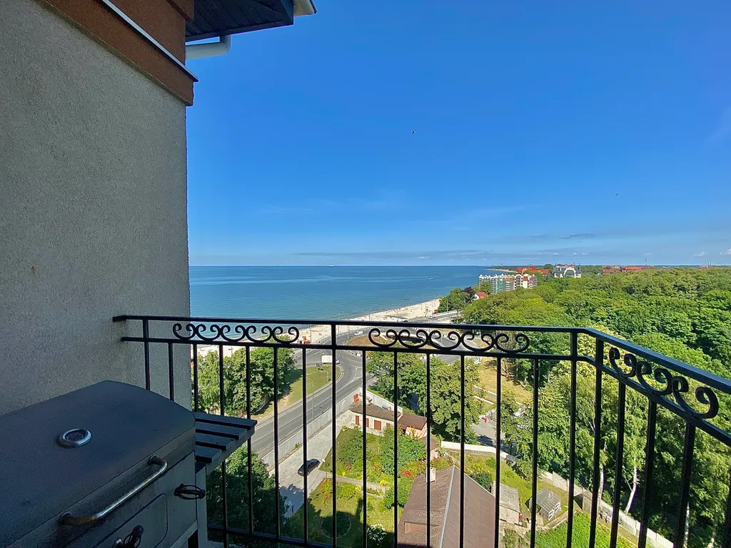 Двухуровневые просторные апартаменты с видом на море.