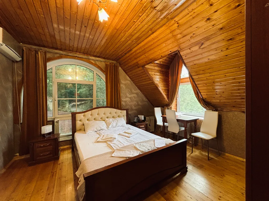 Улучшенный трёхместный деревянный, мансардный номер