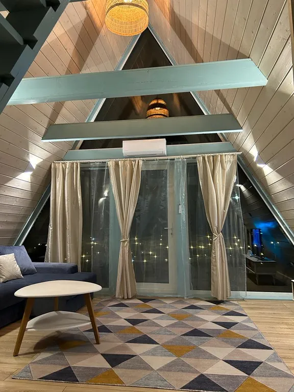 Дом-шалаш на берегу озера