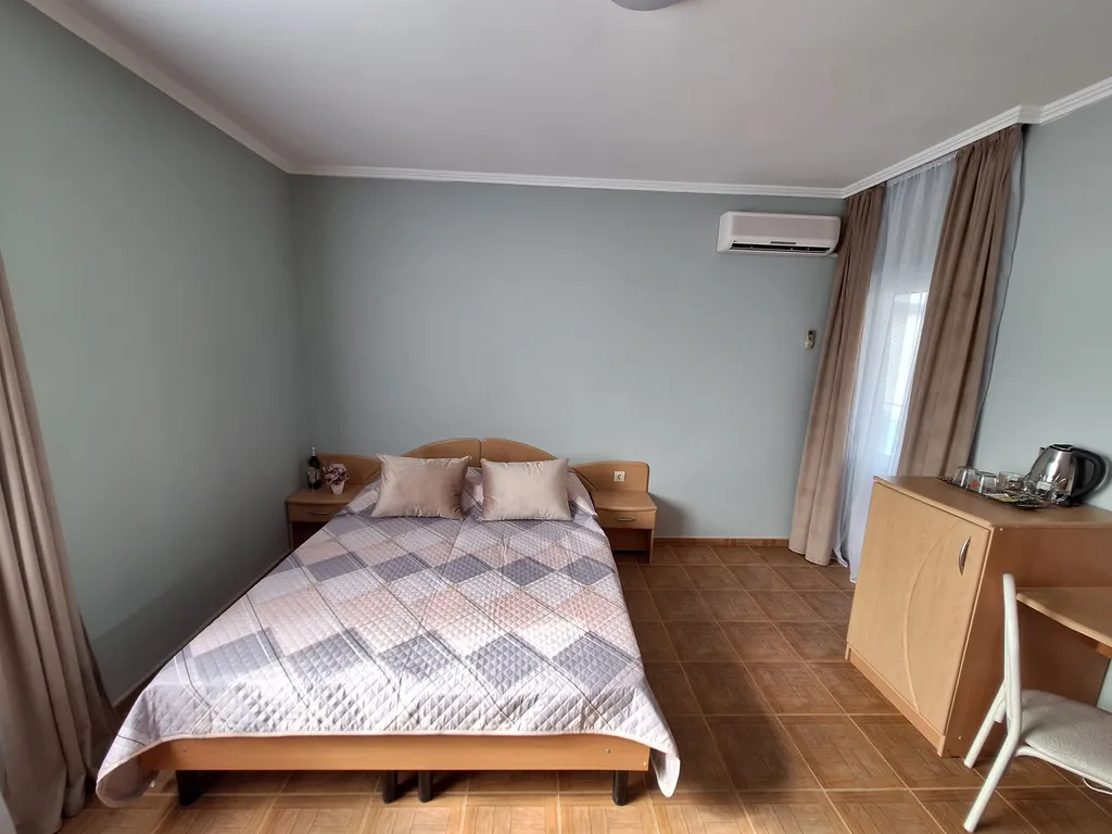 Квартира Квартира СТАНДАРТНЫЙ ТРЕХМЕСТНЫЙ 
НОМЕР С ДВУМЕСТНОЙ КРОВАТЬЮ,  КРЕСЛОМ — Геленджик